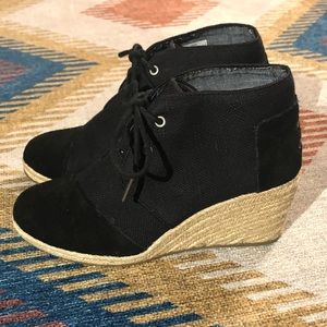 Black Burlap and Suede TOMS wedged booties size 7.5